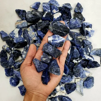 Roher blauer Sodalith-Kristall, natürlicher Sodalith, raue Steine, Felsen, Energie, Mineral, Heimdekoration
