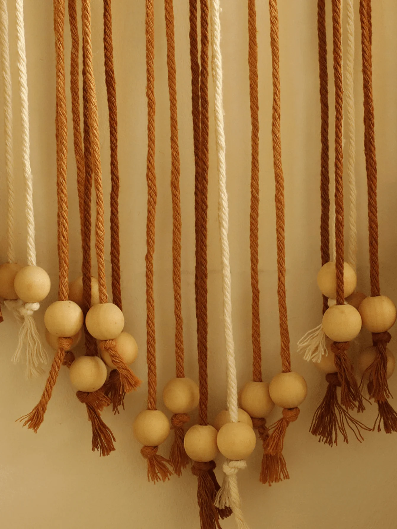 Trendiger Boho-Makramee-Wandbehang aus Bio-Baumwolle mit Blattmuster – Bild 5
