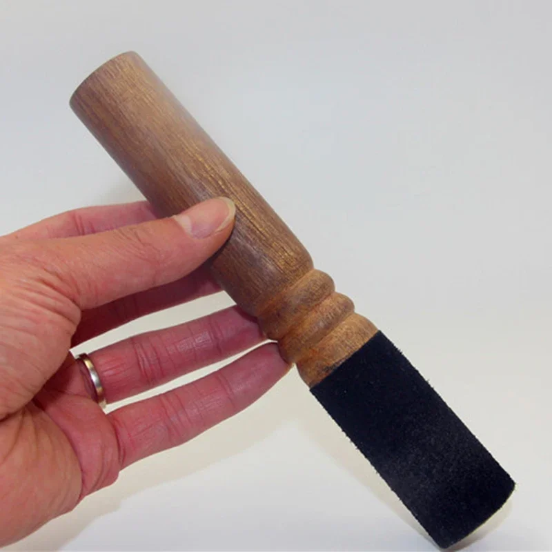Tibetische Klangschale aus Leder, handgefertigt, Wollfilz, Hammer – Bild 2