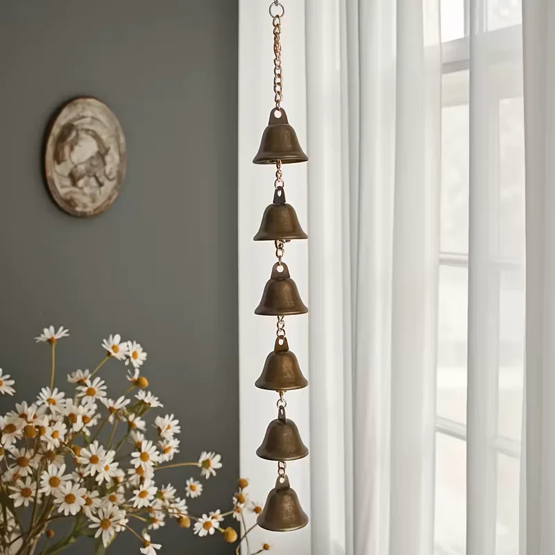 Handgefertigtes Windspiel aus Metall - klassische rustikale Eisenglocke mit dekorativer Kette, geeignet