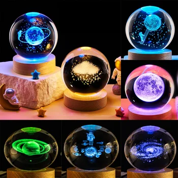 3D farbige leuchtende Kristallkugel Astronomie Galaxie Kristallkugel neben Lampe Sonnensystem glasische
