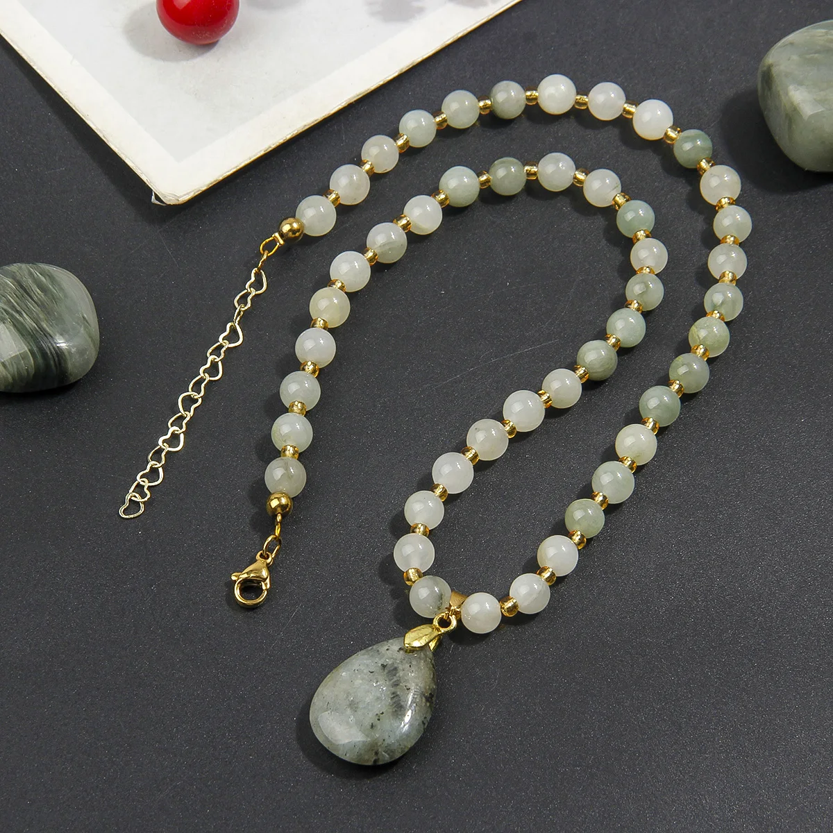 Exquisite, Elegante und Modische Halskette mit Naturstein-Anhänger, Geeignet für Damen-Schmuck und Accessoires