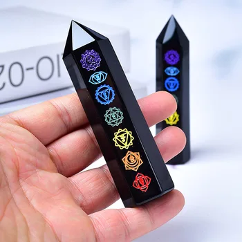 Der sieben Chakra-Turmpunkt aus natürlichem Kristall ist eine ideale Wahl für die Heimdekoration