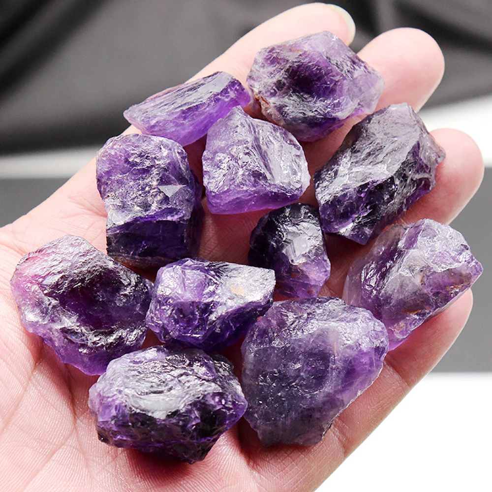 Natürliche tiefe Amethyst-Kristallmineralien, Landschaft, Felsprobe, rohes Mineral, dekorative unregelmäßige
