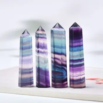 Energiestein, natürlicher bunter Fluorit, einzackige Geometrieform, sechseckige Kristallspitze, sechseckige