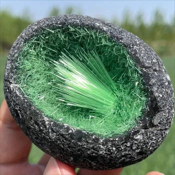Ein rohes, eiförmiges Mineralexemplar aus grünem Magnetit und Quarzkristallgruppen - enthält Goethit